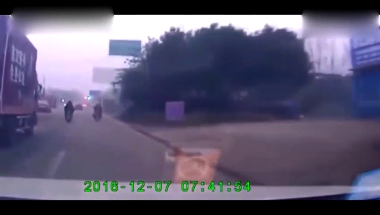 电动车目不斜视上来就抢道，大货车司机彻底怒了！