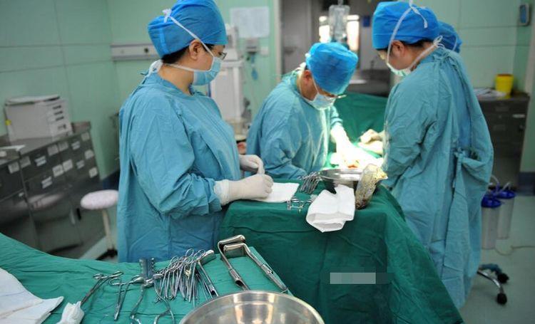 19岁少女怀二胎, 9个月时肚子疼送医院, 剖开肚