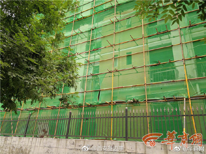西影厂一酒店装修水泥块砸隔壁小区 施工方回应太敷衍