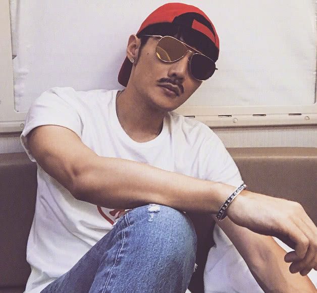 李荣浩新专辑只有四秒,与张艺兴互评超好笑,网