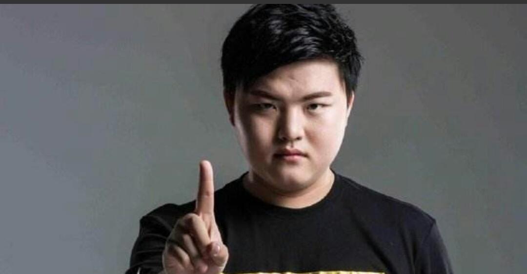 闪电狼经理: RNG老板亲口跟我说Uzi的转会费大