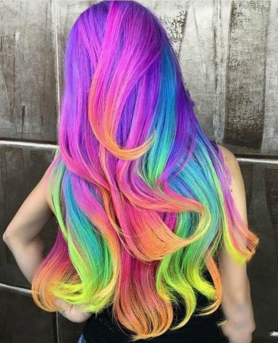 女子偏爱彩虹,把头发染成彩虹色,掉色后竟然这么"魔性