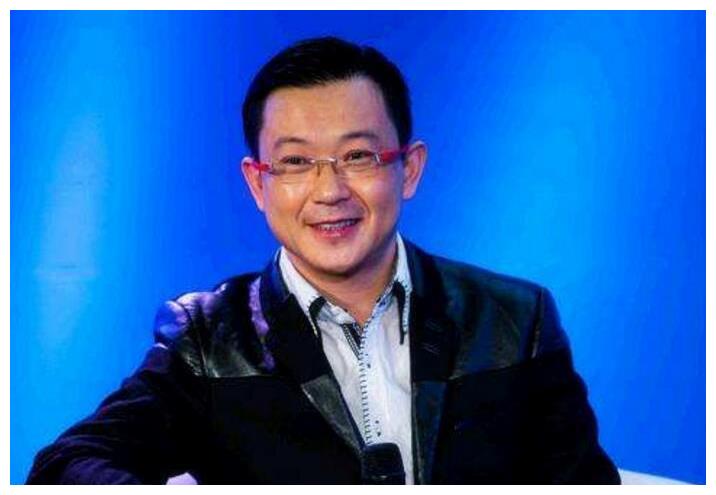 她长着一张“央视国脸”，因《潜伏》爆红，丈夫是好声音大咖人物