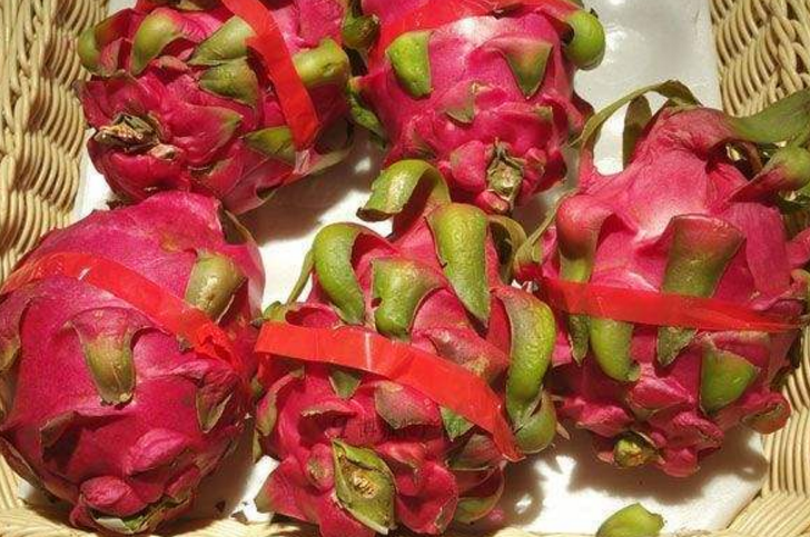 她模仿李子柒,用火龙果染衣服,看到成品,网友吐