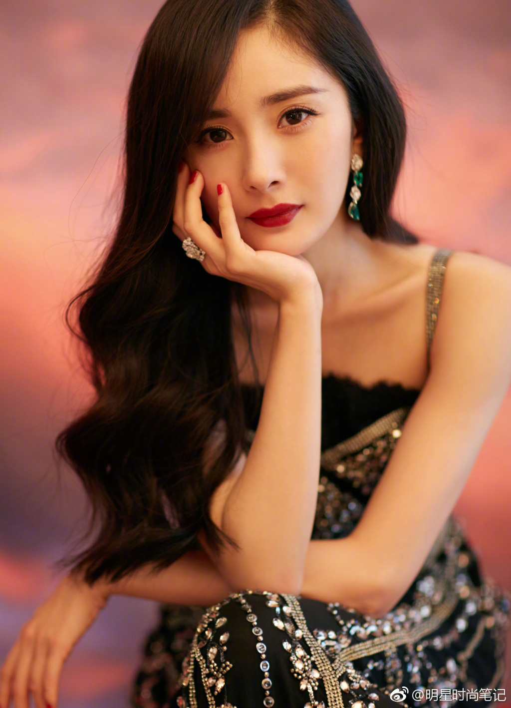 杨幂30周年红毯look:今天的造型真的撩人心弦,让人为你心动!