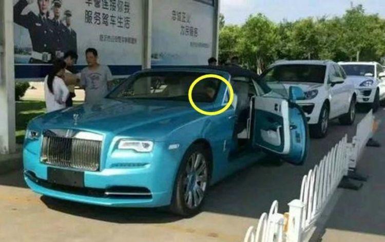 年轻女司机开劳斯莱斯上牌, 在车管所迅速被围观, 这敞篷车少见