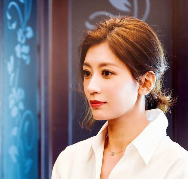 她18岁拔掉父亲呼吸机,36岁被扫地出门,今44岁被宠成少女