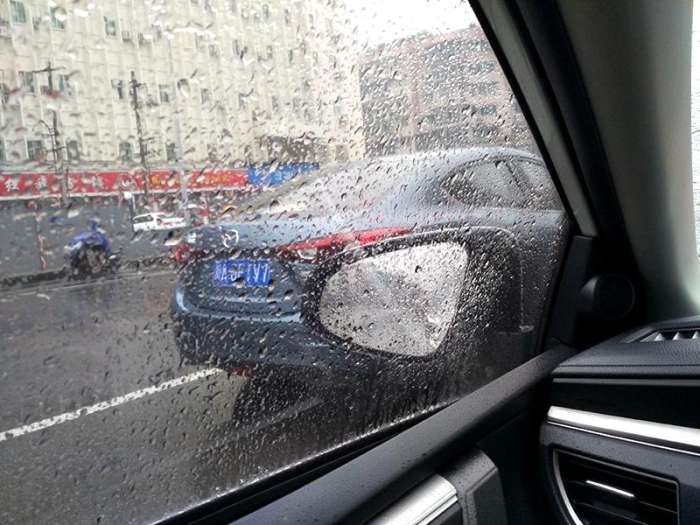 下雨的时候, 容易出交通事故, 如何防止后视镜被雨水模糊?