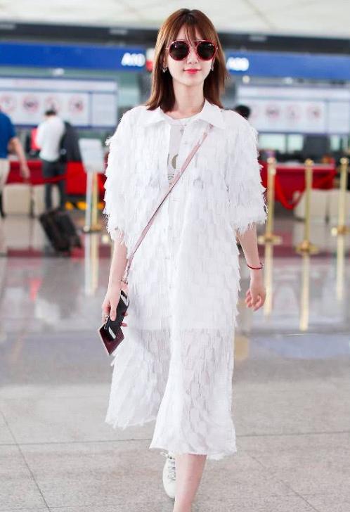 毛晓彤时装周穿礼服戴华丽钻饰,妆容精致耀眼