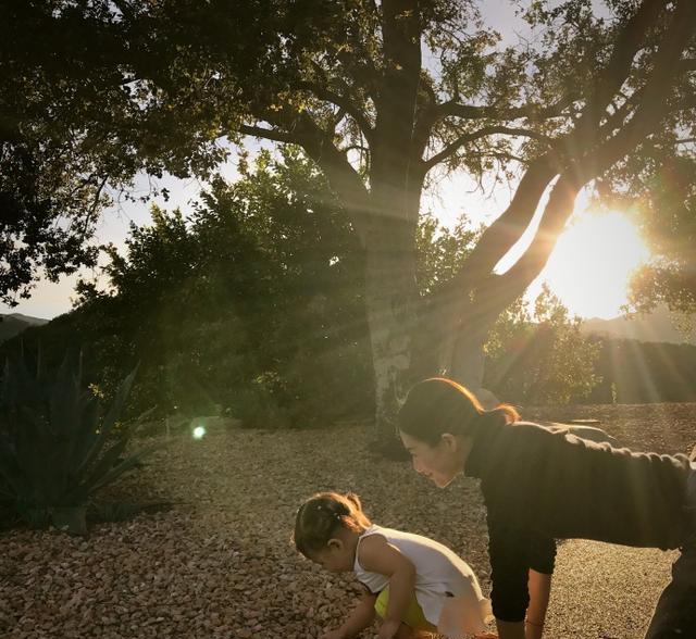 章子怡2岁女儿醒醒近照, 长相越来越像妈, 已经