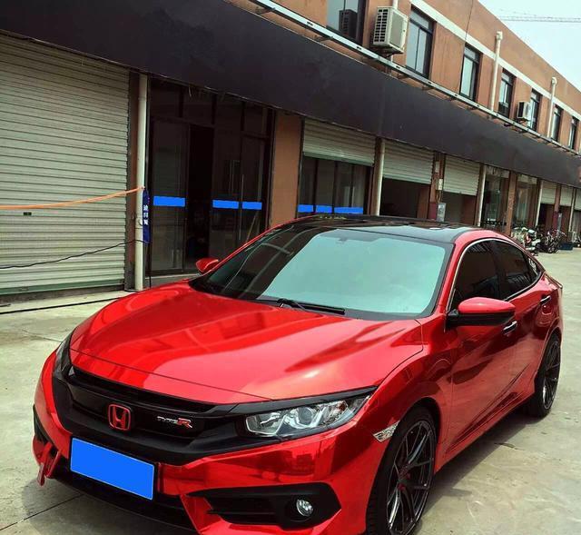 本田思域发生连环车祸，遭受前后夹击，车主：车皮薄但保命