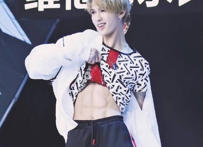 朱正廷爱撩衣服，Justin学会露腹肌，粉丝:陈立农才是老实孩子