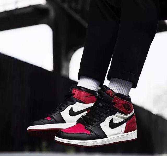 coldplay的《charlie brown》MV里面男主角穿的那双黑绿高帮的运动鞋是什么牌子,什么价格?