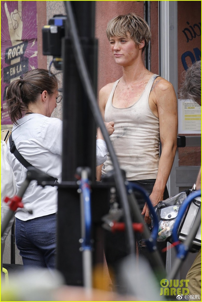 更多新版《》电影女主mackenzie davis 的片场照
