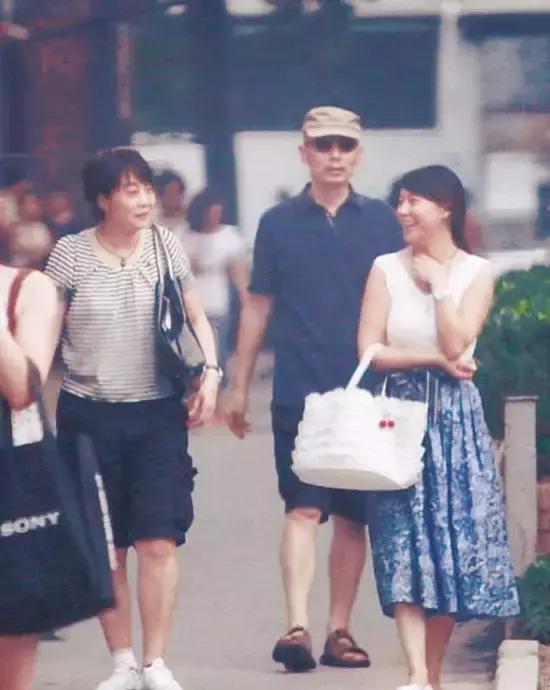60岁葛优老婆近照曝光，长这般模样，网友：难怪被隐藏这么多年！