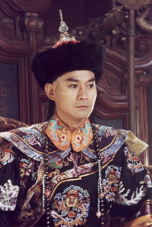 七位穿龙袍的明星,郑少秋帅气,陈道明稳重,谁最具有帝王相?