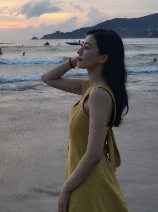 这就是高圆圆现身海边的美照啦,侧颜真是无可挑剔