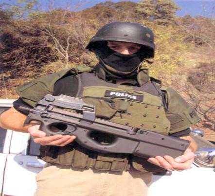 P90冲锋枪究竟凭什么，被四十多个国家特种部队装备?