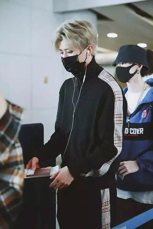 蔡徐坤丢两万戒指黄明昊衣服穿反,范丞丞手机