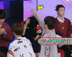 蔡徐坤帮谢娜挡锅的时候,有人注意到王子异陈