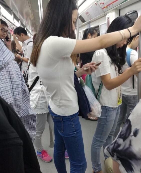 街拍:地铁偶遇蓝色牛仔裤素颜美女,被她吸引的