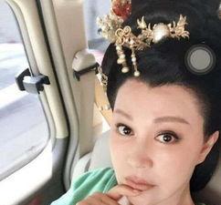 导演老公与她离婚不久, 便娶了80后女演员, 今62岁的她整容更卖萌