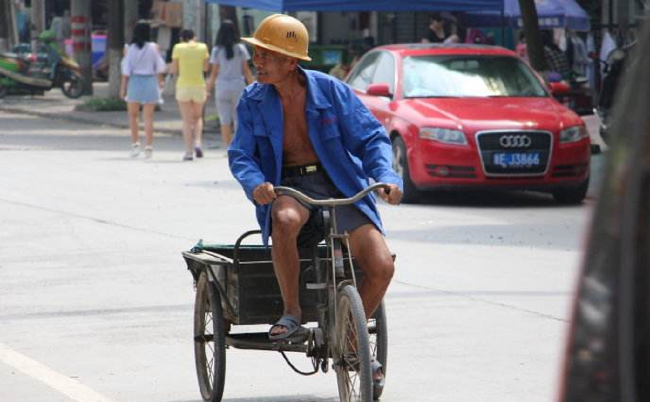 老人骑三轮碰到豪车,车主让跪下道歉,老人说句话,车主