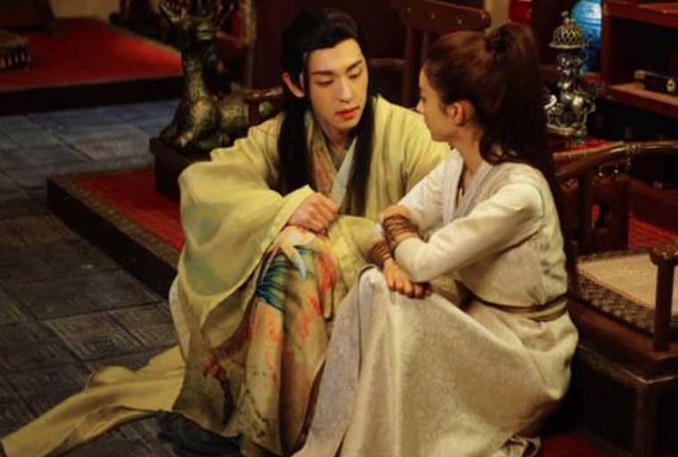 看了赵丽颖、baby、热巴和邓伦的合照,才明白