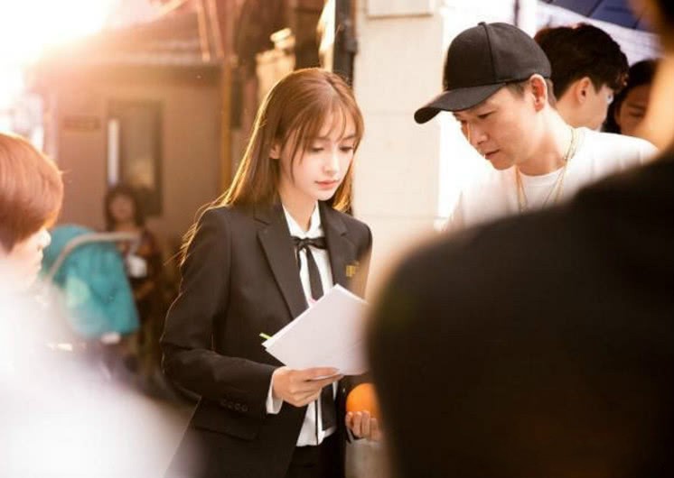 看了邓伦9万块的应援,再看看杨颖3千块的应援