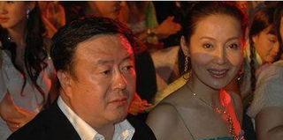 导演老公与她离婚不久, 便娶了80后女演员, 今62岁的她整容更卖萌