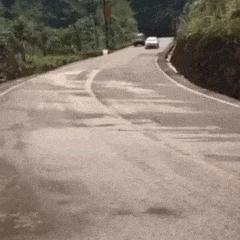 把四个轮子放在车身四个角的车，跑山路最快