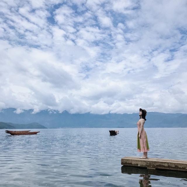 风情万种的上海女子,一个人在泸沽湖放飞自我!