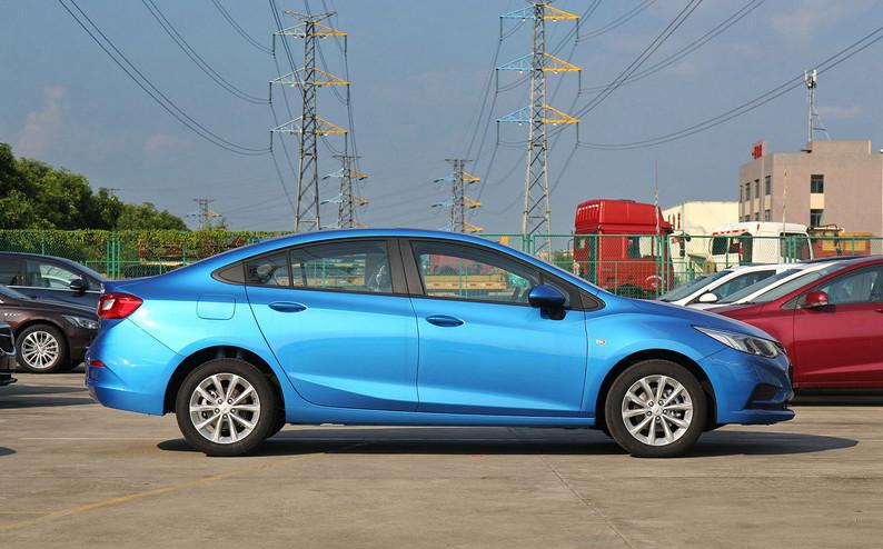 这款雪佛兰轿车价位不到10万, 大街小巷都有人开, 性价比高