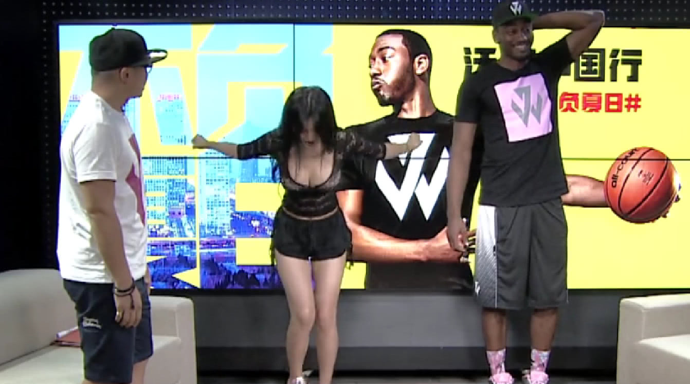 中国乳神教沃尔跳小苹果,樊玲拍胸口这个动作