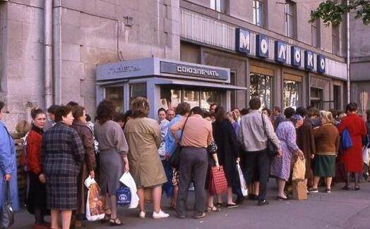 苏联解体前真实老照片:妇女的掩面哭泣