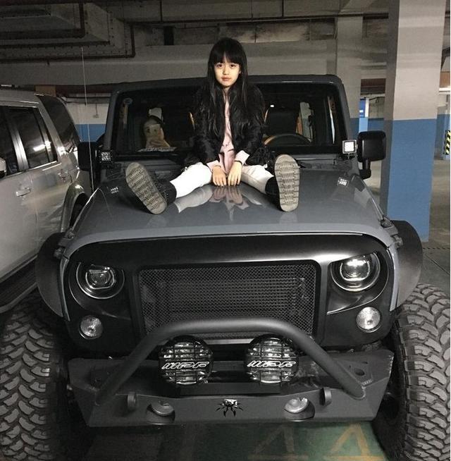 跟着朋友的改装牧马人参与过一些越野活动，上山下河，不走寻常路