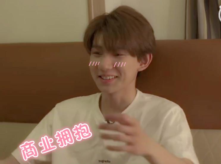 TFboys王源首次亲密戏 演示什么叫商业拥抱、