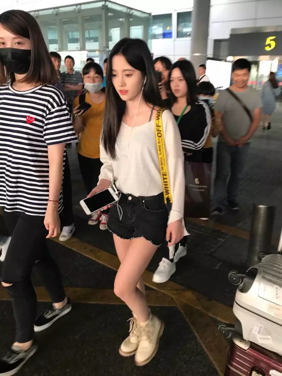 她被评为千年一遇的美女,网友偶遇照真的很美,但是身材却尴尬了