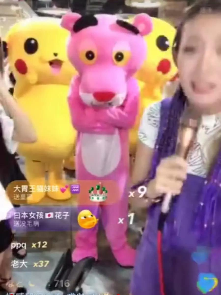 牌牌琦高调现身小伊伊直播间!二驴不满直接举