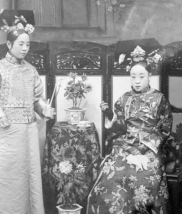 坐在椅子上的这个满族妇人是清朝末代皇帝傅仪的生母苏完瓜尔佳·幼兰