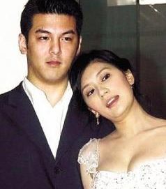 她18岁拔掉父亲呼吸机,36岁被扫地出门,今44岁被宠成少女