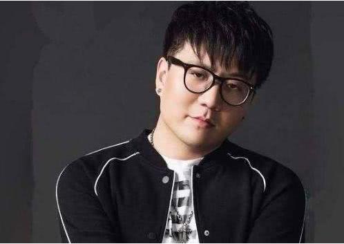 而在S8赛季之前SKT战队也是和Faker签订了终身合同