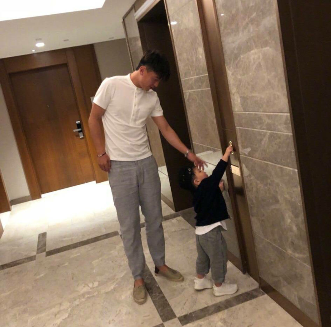 天津权健球员杨旭,晒出自己两个孩子的照片,非