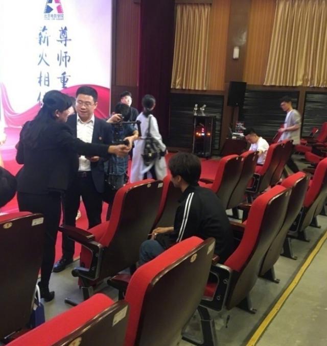 校草王俊凯素颜现身校园,校长点名零距离握手