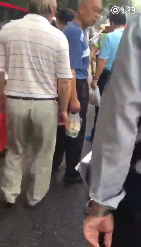 口味十分重 在上海118广场附近，有一辆浙江牌照的法拉利被一骑电动车的碰...