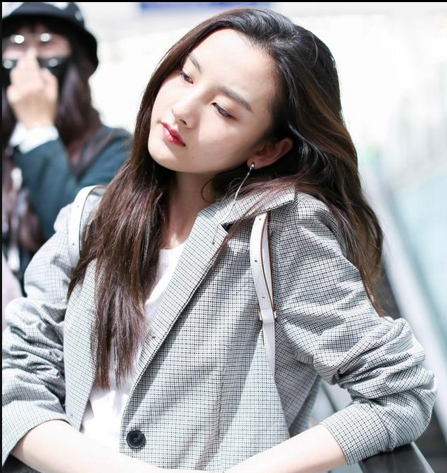 宋祖儿身穿灰色格子西装搭配牛仔裤现身机场