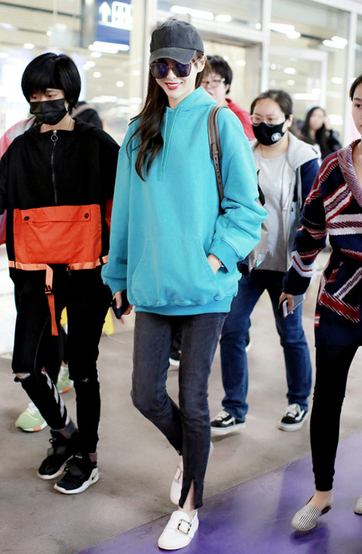 唐嫣机场LV腰包壕气抢镜卫衣超尴尬,网友:垃圾