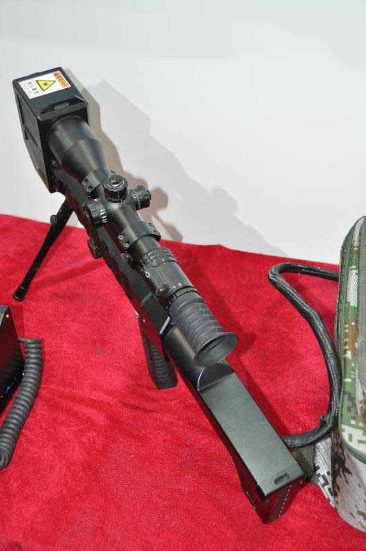 中国黑科技单兵激光枪,10公里外亮瞎眼,枪打坦