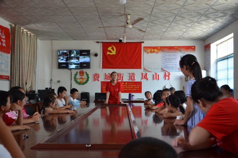 大学生下乡看望留守儿童,送去温暖与关怀,让他