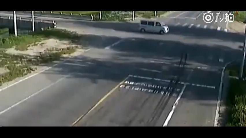 汽车 全球汽车 电动车大胆闯红灯和大货车来了个亲密接触 更可怕的事还在后...